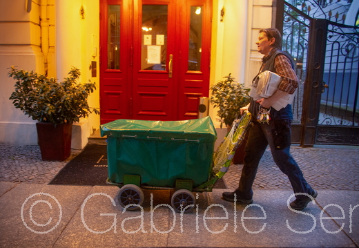 11.Mai 2022 um 4.40 h – Zeitungszustellerin  Agrid 