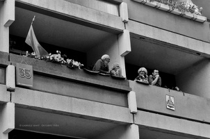 01.10.1984  – Bernau, Zuschauer bei einer  Schlüsselübergabe für Bewohner von fertigen Wohnhäusern