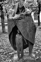 2023 © gs – "Große Mutter mit Kind – in memoriam Dresden" 1964/65, Bildhauer Theo Balden