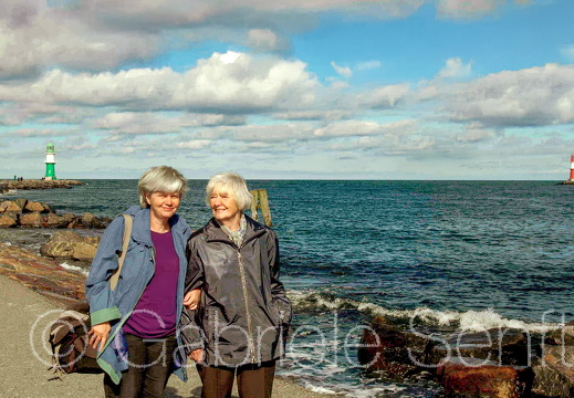 30.09.2004 mit Mutter in  Warnemünde