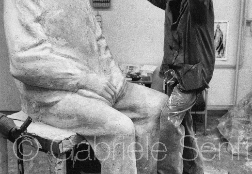 1986 Cremer arbeitet am Brechtdenkmal 