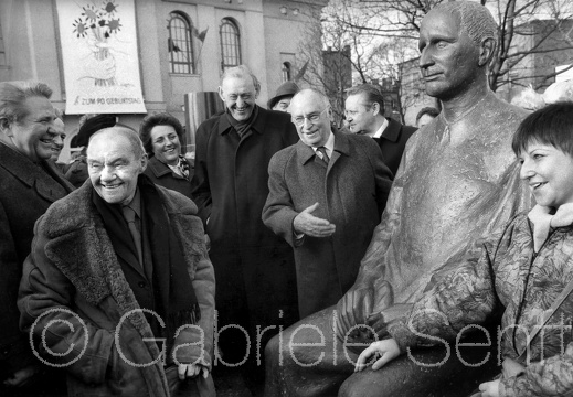10.02.1988  am Schiffbauerdamm Einweihung des Brechtdenkmals