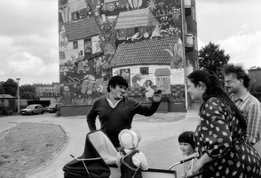 27.08.1985  Manual Garcia Moia vor Einweihung seines Wandbildes "Nicaraguanisches Dorf Monimbo 1978"