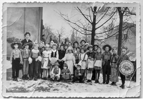 1958 Klasse 2b Fasching mit Klassenlehrerin Frl. Ehrlich sw