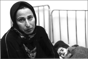 2003 01 19 Mutter mit sterb. Kind Mutter-Kind-Krankenhaus Basra