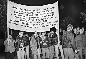2. Oktober 1990 Demonstranten am Schauspielhaus in Berlin