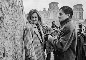 27.10.1990. (A 33 a) Melanie Griffith und Mikel Douglas an der Berliner Mauer